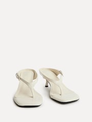 بيج - صندل بإصبع وكعب Elanie من Linzi - Image 4 of 5