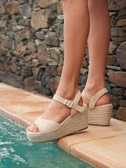 Nude - Linzi Duchess Breite Passform Plateau-Sandalen mit Keilabsätzen - Bild 1 von 5