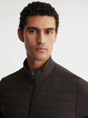 Καφετί της σοκολάτας - Υβριδικό πάπλωμα Reiss Freddie και μπουφάν με φερμουάρ Interlock - Εικόνα 4 από 6