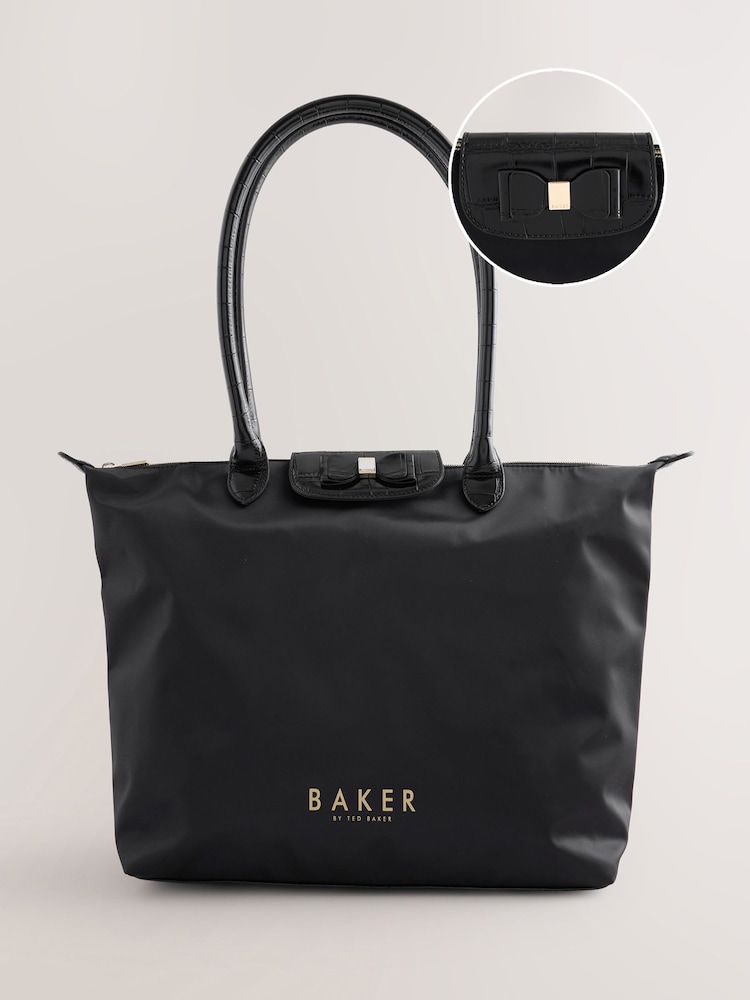 Sac fourre-tout moyen Baker by Ted Baker pour enfants, en nylon avec nœud crocodile, collection rentrée scolaire. - Image 1 de 7 Sac fourre-tout moyen Baker by Ted Baker pour enfants, en nylon avec nœud crocodile, collection rentrée scolaire. - Image 1 de 7
