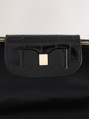 Sac fourre-tout moyen Baker by Ted Baker pour enfants, en nylon avec nœud crocodile, collection rentrée scolaire. - Image 6 de 7
