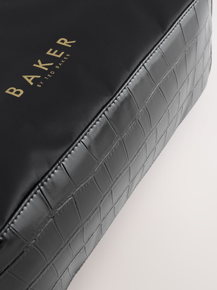 Sac fourre-tout moyen Baker by Ted Baker pour enfants, en nylon avec nœud crocodile, collection rentrée scolaire. - Image 7 de 7 Sac fourre-tout moyen Baker by Ted Baker pour enfants, en nylon avec nœud crocodile, collection rentrée scolaire. - Image 7 de 7