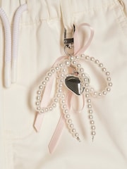 クリーム - River Island キーホルダー付き デニム カーゴパンツ - 画像 6 / 6