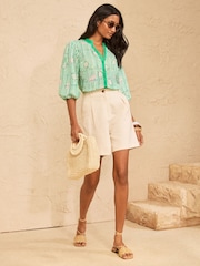 Blusa con muesca en el cuello con bordado de Love & Roses - Imagen 2 de 5