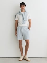 أزرق فاتح - شورت من قماش قطن بيكيه مصبوغ Sundown من Reiss - صورة 1 من 6