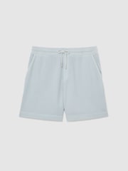 أزرق فاتح - شورت من قماش قطن بيكيه مصبوغ Sundown من Reiss - صورة 2 من 6