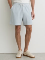 أزرق فاتح - شورت من قماش قطن بيكيه مصبوغ Sundown من Reiss - صورة 3 من 6