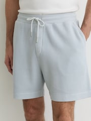 أزرق فاتح - شورت من قماش قطن بيكيه مصبوغ Sundown من Reiss - صورة 4 من 6