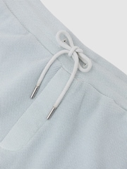 أزرق فاتح - شورت من قماش قطن بيكيه مصبوغ Sundown من Reiss - صورة 6 من 6