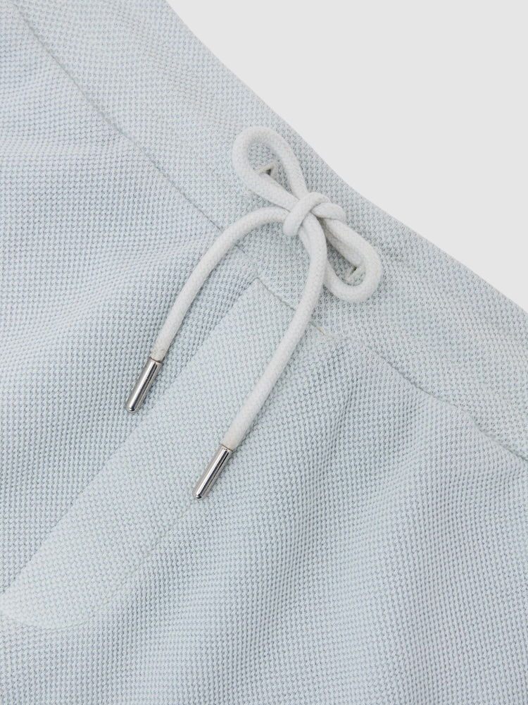 أزرق فاتح - شورت من قماش قطن بيكيه مصبوغ Sundown من Reiss - صورة 6 من 6