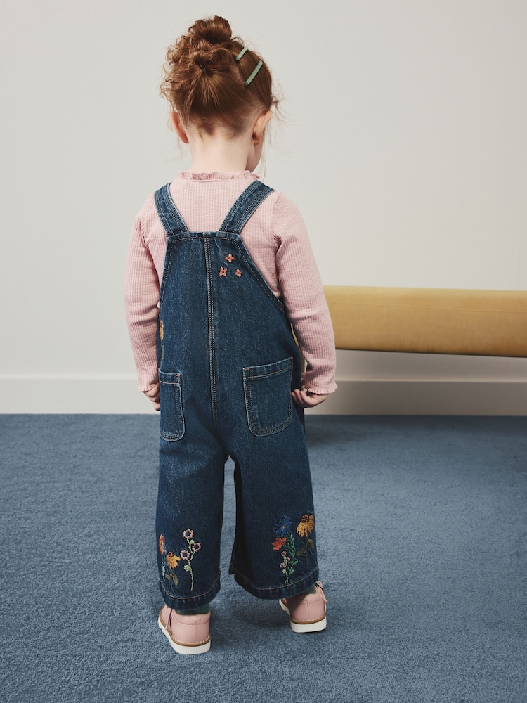 Bordado floral en rosa - Denim Dungaree Set (3mths-7yrs) - Imagen 2 de 3 Bordado floral en rosa - Denim Dungaree Set (3mths-7yrs) - Imagen 2 de 3