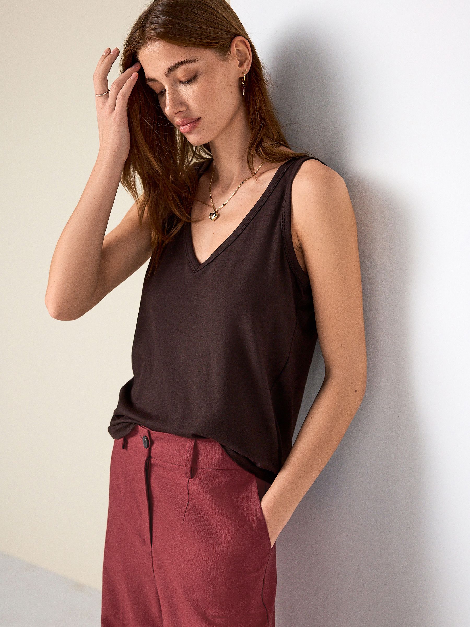 Next：日本 チョコレートブラウン - TENCEL™ Modal Slouch V-Neck Vest
