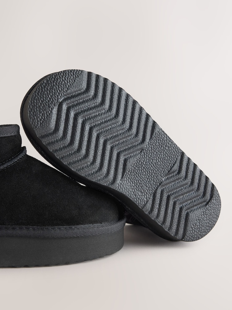 Itim - Baker by Ted Baker Water Repellent Cosy Suede Boots - Larawan 5 ng 5 Itim - Baker by Ted Baker Water Repellent Cosy Suede Boots - Larawan 5 ng 5