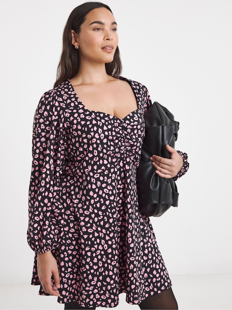 black skater dress with sweetheart neckline boohoo Women's Tailored Sweetheart Neckline Skater Dress in Black | Size: 4