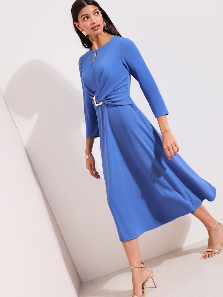 Blå - Friends Like These kjole med firkantet spenne og passform - Bilde 1 av 4 Blå - Friends Like These kjole med firkantet spenne og passform - Bilde 1 av 4