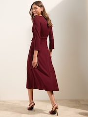 Beerenrot - Friends Like These ausgestelltes Kleid mit eckiger Schnalle - Bild 4 von 4