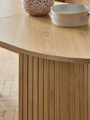 Light Natural Oak Hyde Veneer 6 to 10 Seater Extending Dining Table - Image 6 of 9