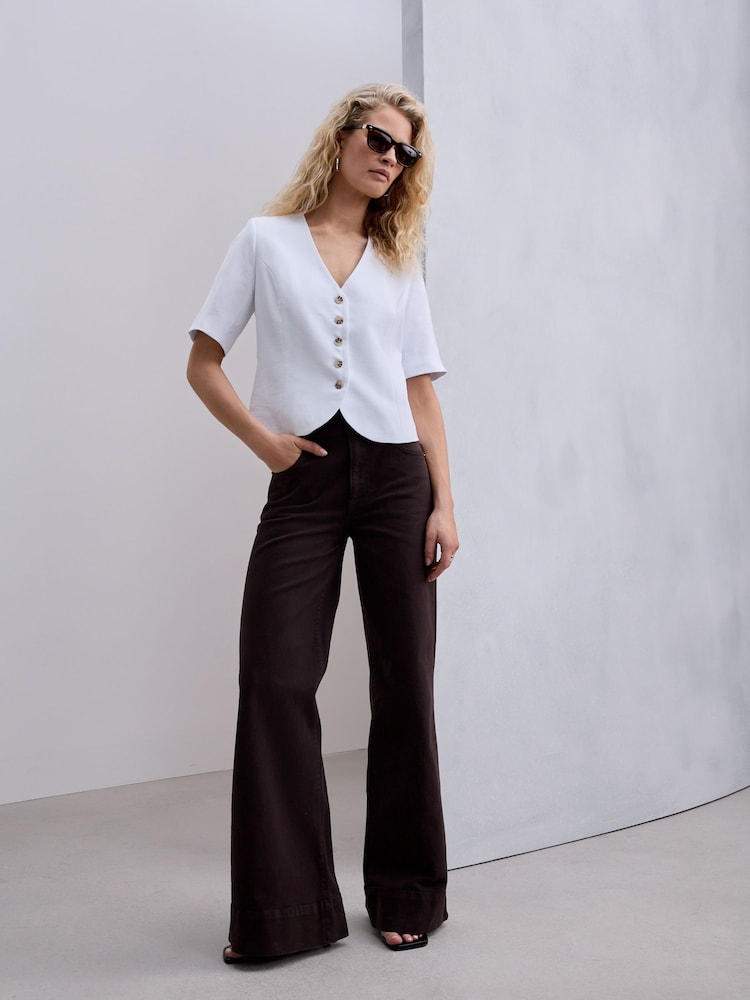 بني - جينز بقصّة رِجل واسعة قابلة للتمدد بخصر مرتفع - صورة 1 من 7