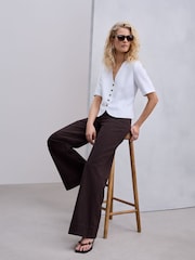 بني - جينز بقصّة رِجل واسعة قابلة للتمدد بخصر مرتفع - صورة 2 من 7