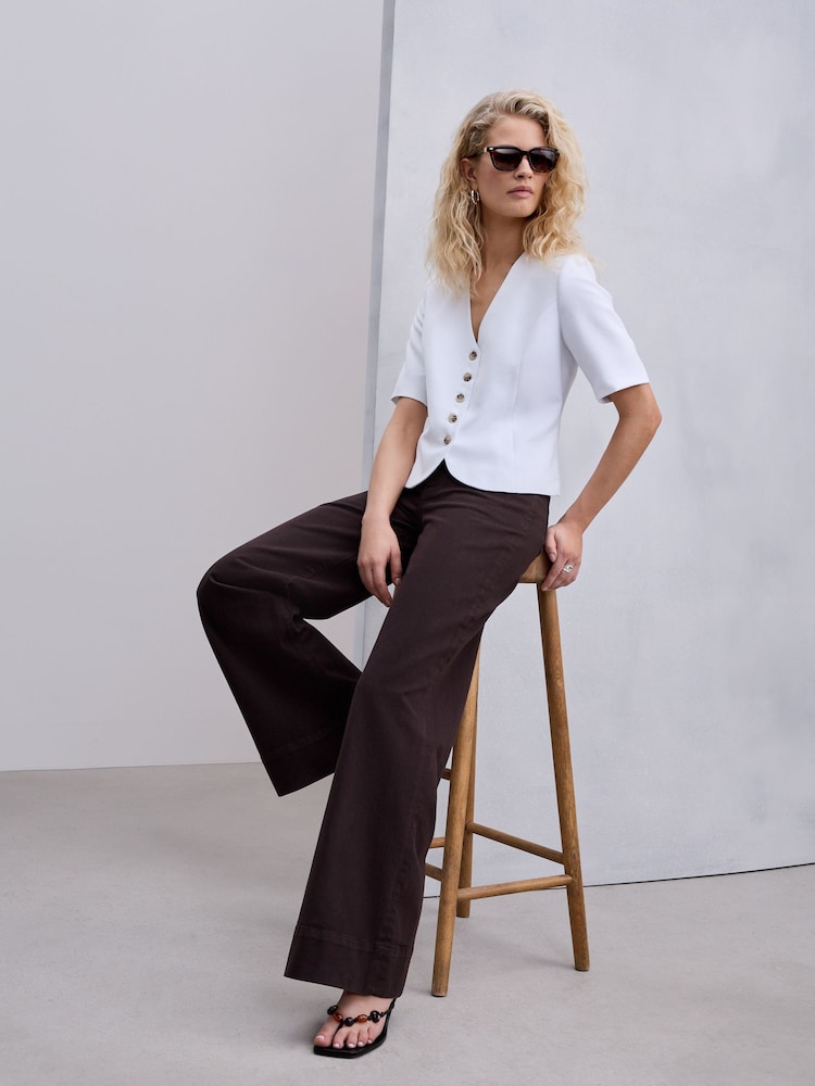 بني - جينز بقصّة رِجل واسعة قابلة للتمدد بخصر مرتفع - صورة 2 من 7