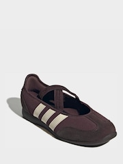 بني - حذاء رياضي باليرينا طراز ماري جين Barreda من adidas - صورة 1 من 10