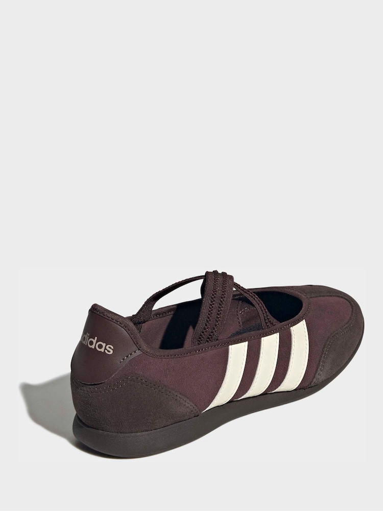 بني - حذاء رياضي باليرينا طراز ماري جين Barreda من adidas - صورة 2 من 10