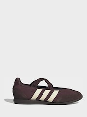 بني - حذاء رياضي باليرينا طراز ماري جين Barreda من adidas - صورة 3 من 10