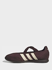 بني - حذاء رياضي باليرينا طراز ماري جين Barreda من adidas - صورة 4 من 10