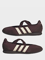 بني - حذاء رياضي باليرينا طراز ماري جين Barreda من adidas - صورة 6 من 10
