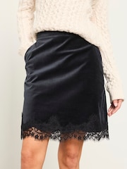 Mini Skirt na may Velvet Lace Trim na may FatFace - Larawan 1 ng 4