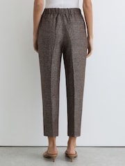 Reiss Brown Lourdes Woven Linen Cropped Tapered Trousers - Image 5 of 7