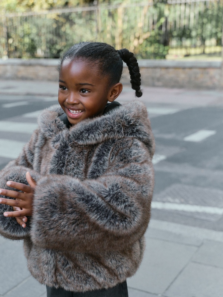 Warm-Braun - Faux Fur Coat With Hood (3-16yrs) - Bild 1 von 9 Warm-Braun - Faux Fur Coat With Hood (3-16yrs) - Bild 1 von 9