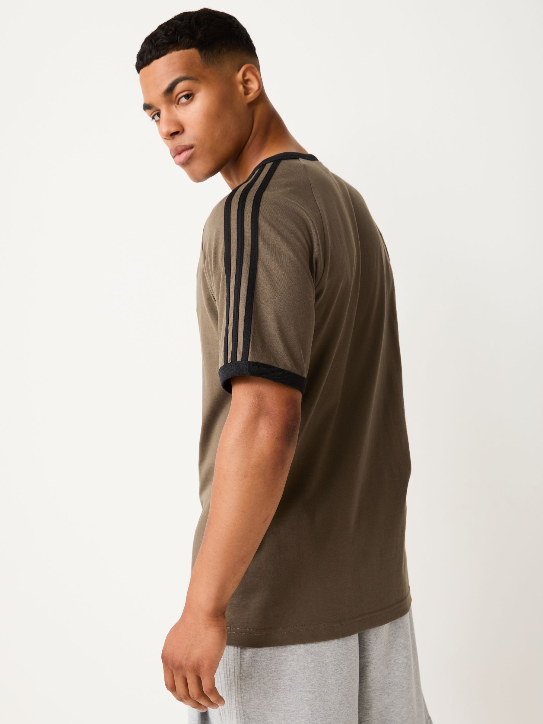 Next：日本 カーキ - adidas Originals 3-ストライプ Tシャツ from