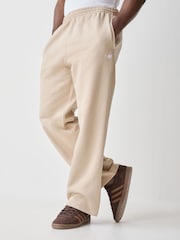 beis - Pantalones de chándal básicos con bajo abierto y trébol de Adidas Originals - Imagen 1 de 6
