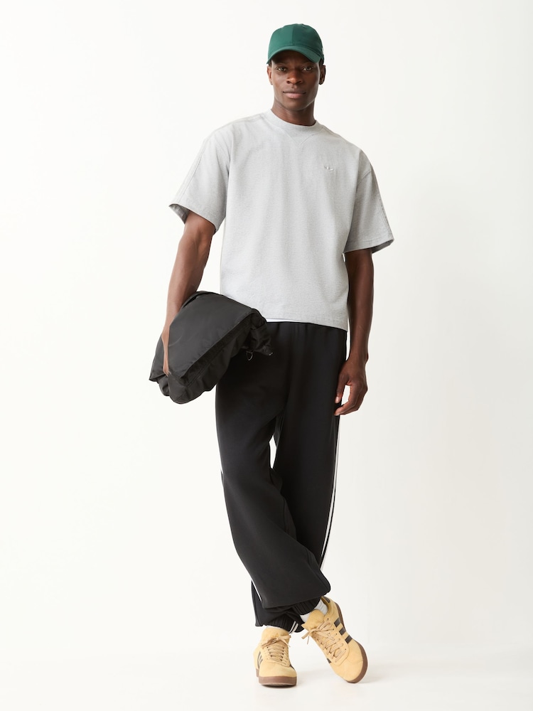 Negro - adidas Originals Adicolor 3 Stripes Cuffed Sweatpants - Imagen 2 de 5