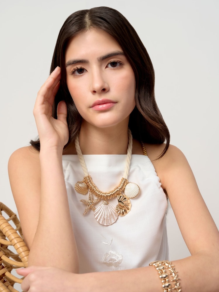 Aela Gold Tone Statement Shell Necklace - Imagen 2 de 4