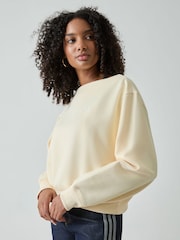 كريم - رداء علوي رياضي بياقة بحافة مستديرة من تشكيلة Essentials من adidas Originals - صورة 3 من 6