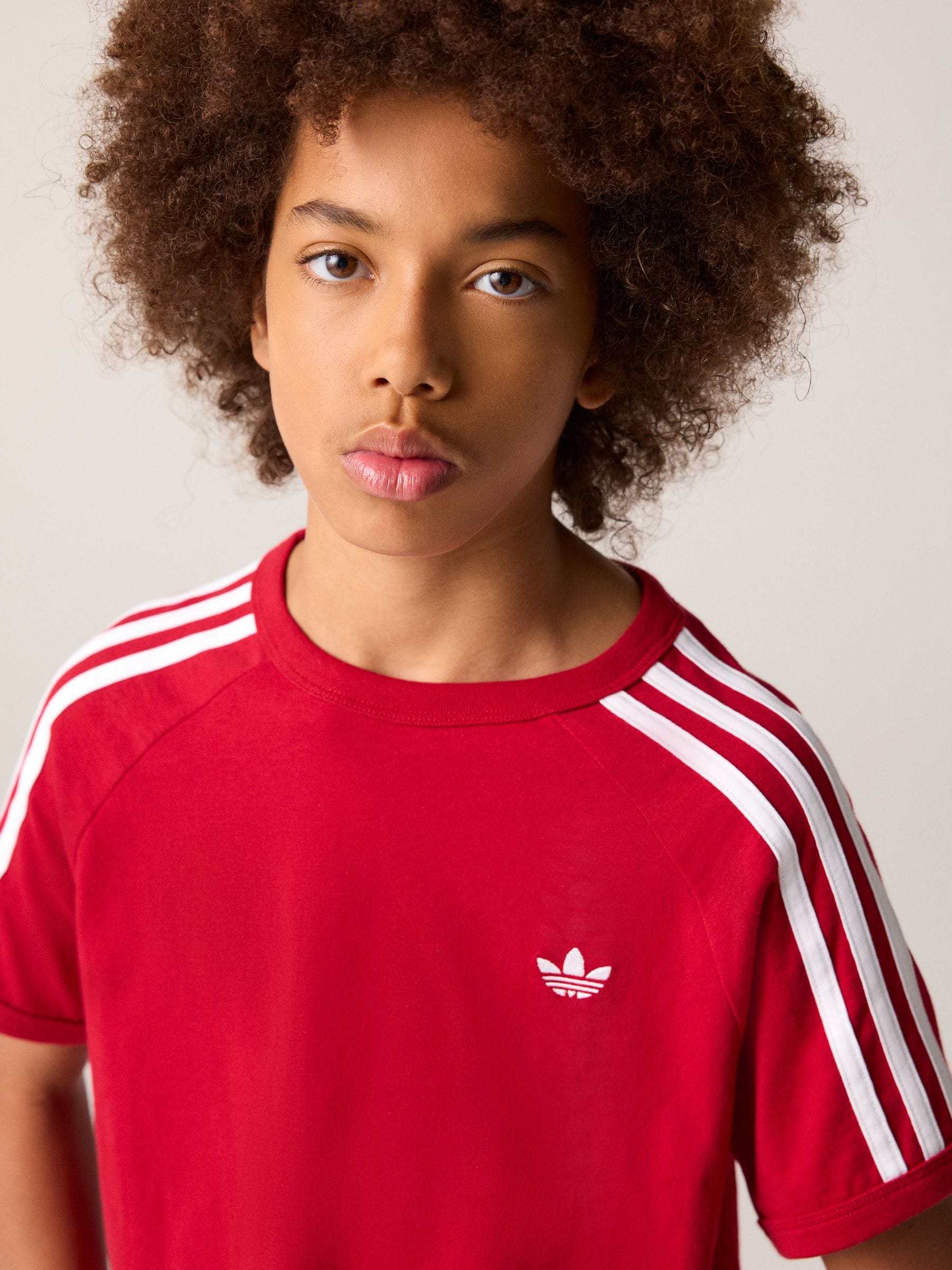 Next：日本 レッド - adidas Originals 3 ストライプ Tシャツ from