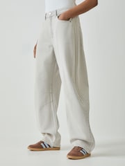 adidas originals מכנסי ג'ינס בגזרת חבית בעיטור 3 פסים - תמונה 1 מתוך 4