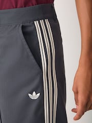 深灰色 - adidas Originals Tailored Trousers - 圖片 4，共 5