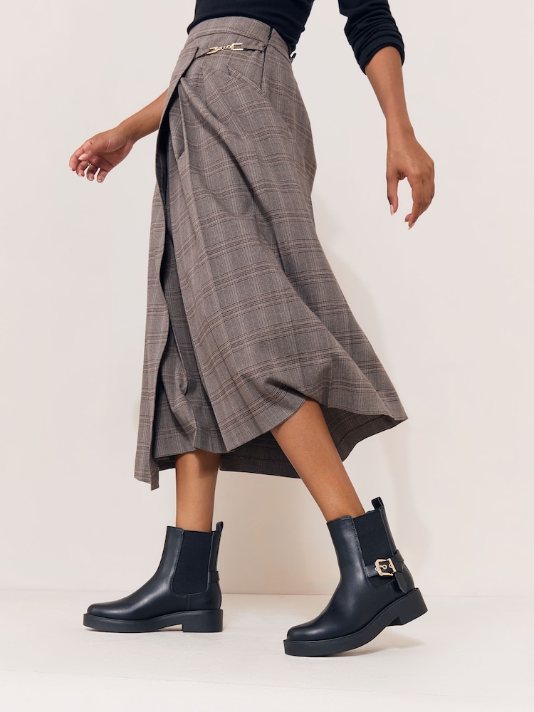 Qara - Lipsy Faux Suede Buckle Ankle Chelsea çəkmələr - 7şəkildən 2 şəkil Qara - Lipsy Faux Suede Buckle Ankle Chelsea çəkmələr - 7şəkildən 2 şəkil