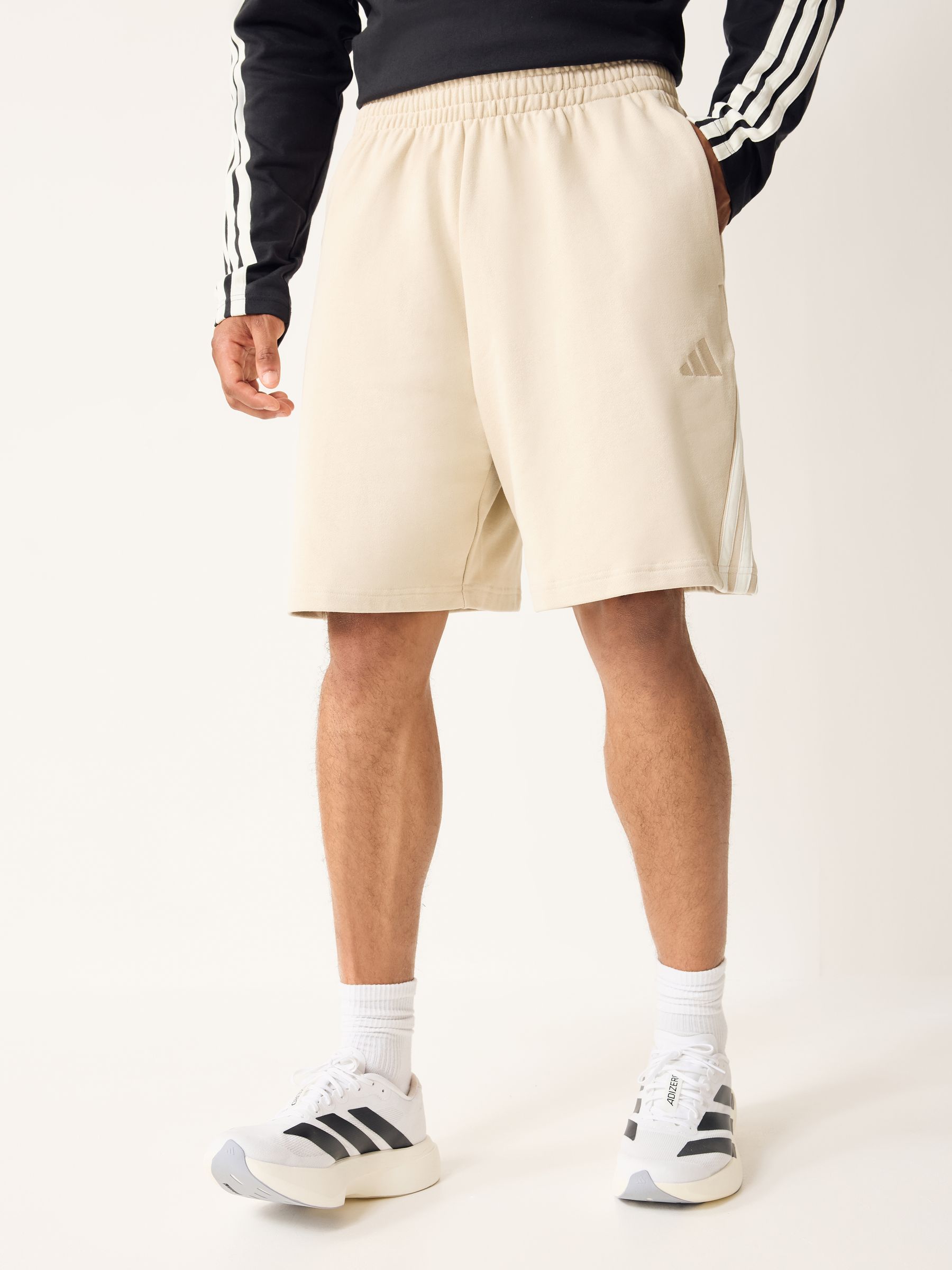 Next：日本 ベージュ - adidas Kit スリーストライプス ショートパンツ