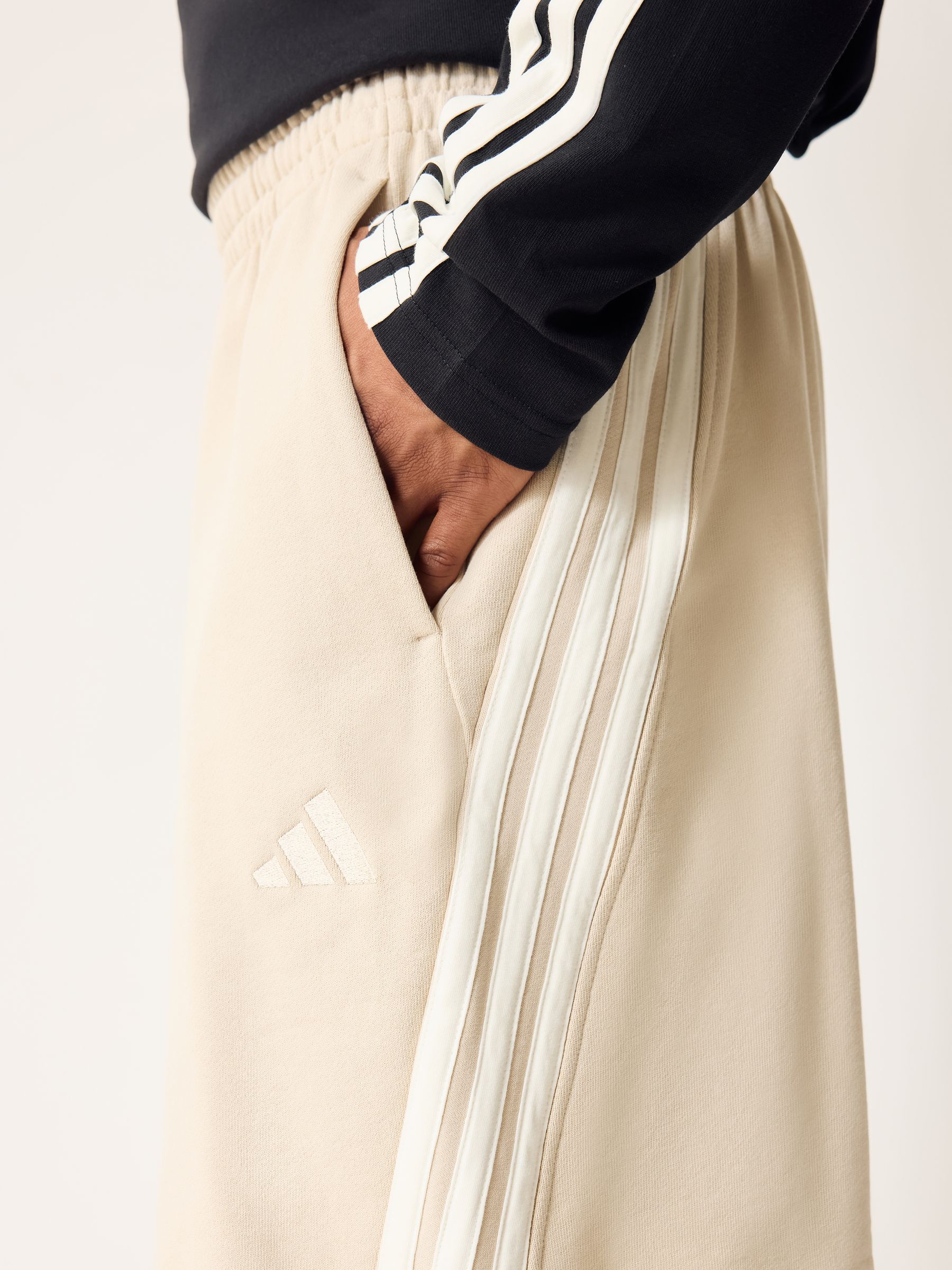 Next：日本 ベージュ - adidas Kit スリーストライプス ショートパンツ