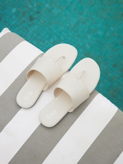 Crema - Linzi Amara Toe Post Flat Sandals - Imagen 1 de 7