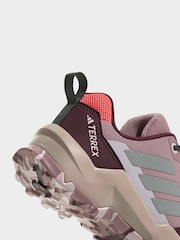パープル - adidas Terrex Ax4r ハイキング キッズ スニーカー - 画像 8 / 9