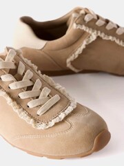 حذاء رياضي شمواه مزين بالدانتيل من Mint Velvet - صورة 4 من 5