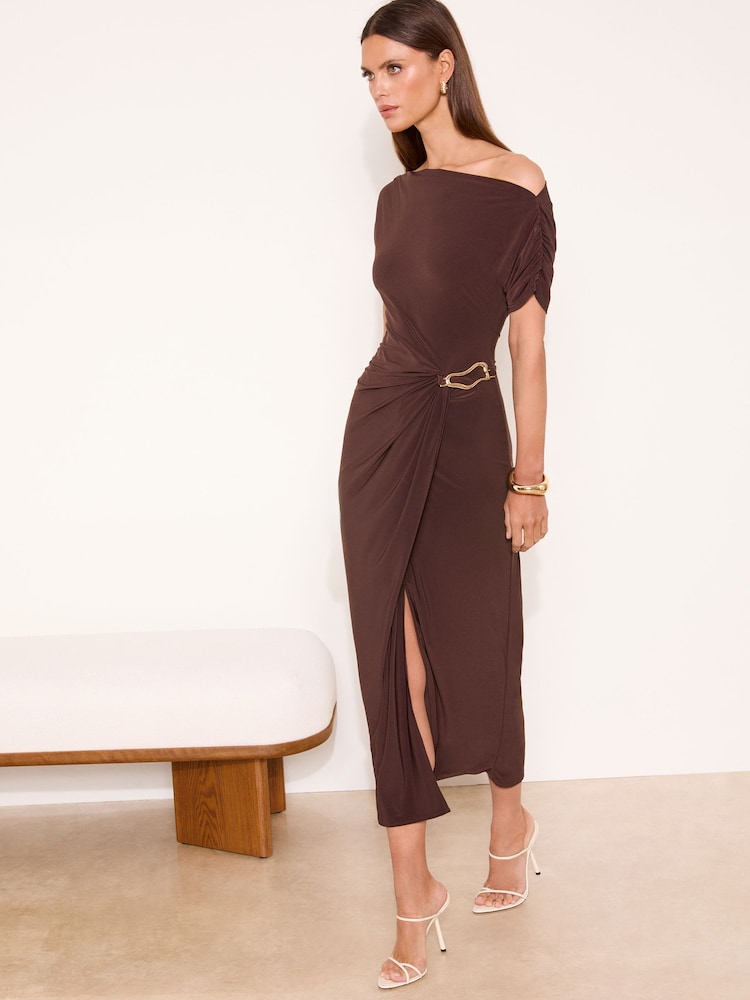 Schokoladenbraun - Lipsy Jersey-Hardware-Midi-Kleid mit schrägem Ausschnitt und Raffung - Bild 1 von 4