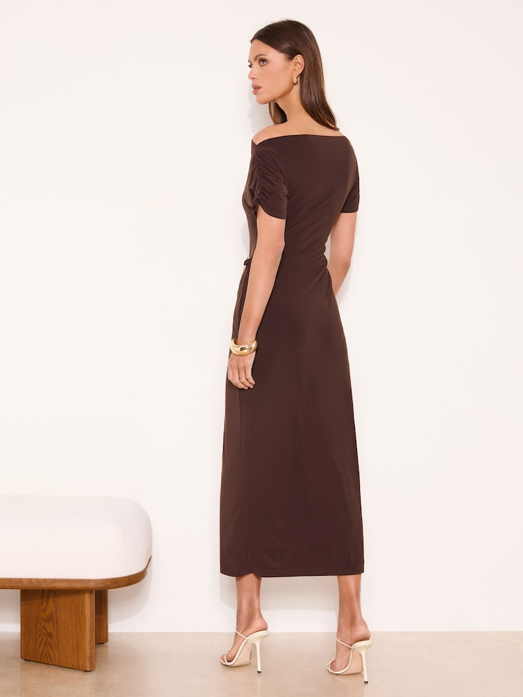 Schokoladenbraun - Lipsy Jersey-Hardware-Midi-Kleid mit schrägem Ausschnitt und Raffung - Bild 2 von 4