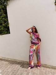 وردي/فيروزي مورد طبعة - بلوزة ستان مكشوفة الكتفين - صورة 6 من 11