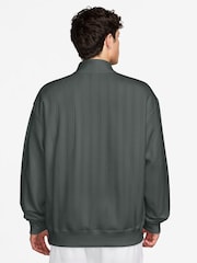 Verde - Suéter de golf extragrande con zíper Nike Therma-FIT 1/2 - Imagen 2 de 3